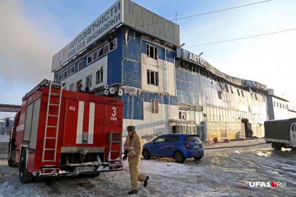 Огонь уничтожил 1500 квадратных метров строения Огонь уничтожил 1500 квадратных метров строения