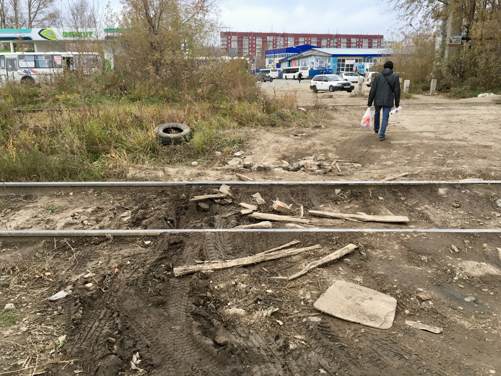 Под колёса подкладывают доски, камни Под колёса подкладывают доски, камни