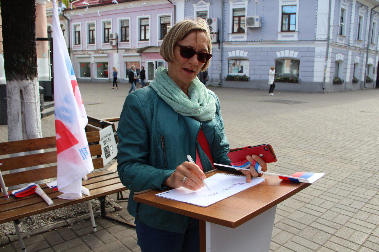 Прохожие оставляли в книге свои записи Прохожие оставляли в книге свои записи