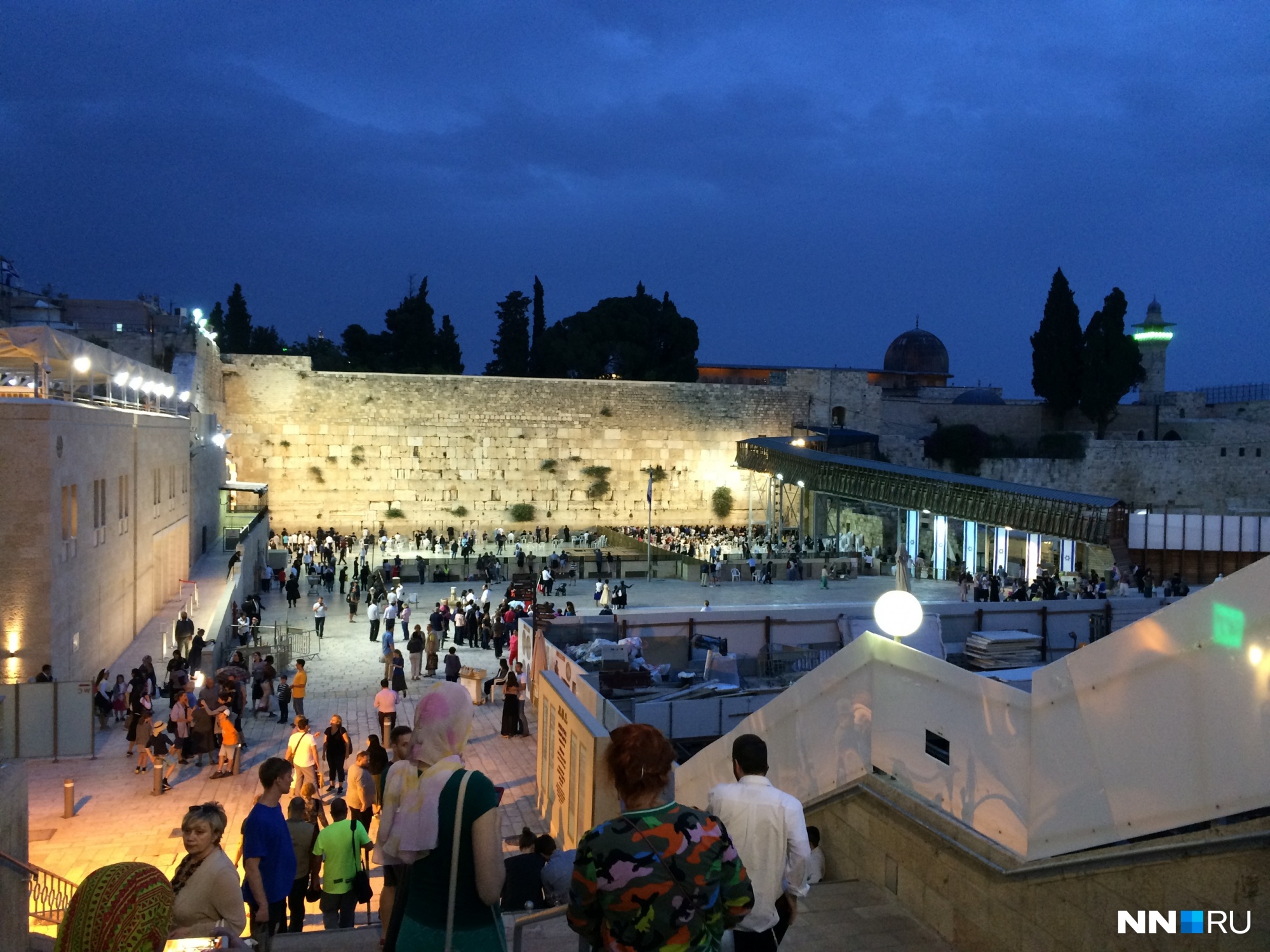 К знаменитой Стене Плача каждый год приезжают десятки тысяч евреев со всего мира<br>