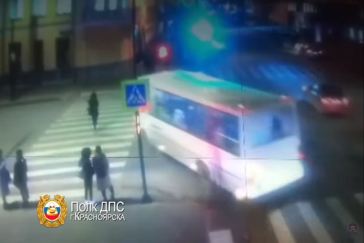 Момент наезда автобуса на девушку в центре города Момент наезда автобуса на девушку в центре города