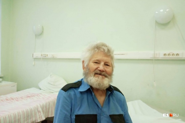 Дедушка Юра ждет родственников в больнице Дедушка Юра ждет родственников в больнице 