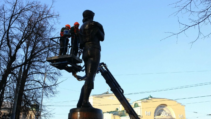 Противники объединения Волковского театра и Александринки два раза отдраили памятник Фёдору Волкову