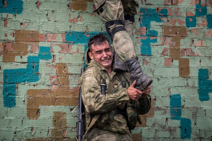 Держать вес своего боевого коллеги — тоже не самое лёгкое испытание Держать вес своего боевого коллеги — тоже не самое лёгкое испытание