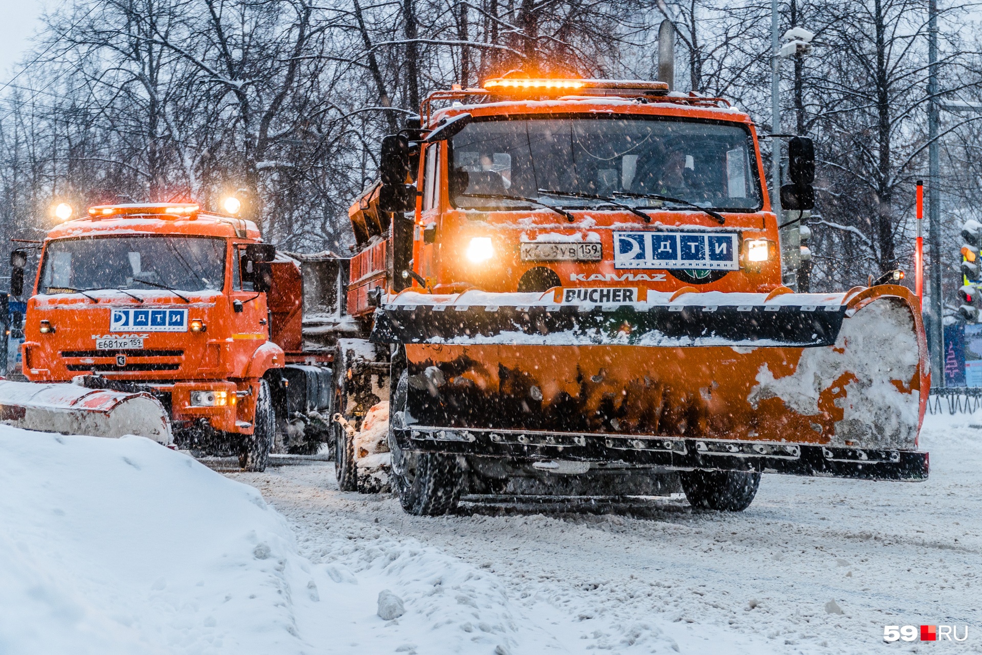 Последствия снегопада устраняли 350 уборочных машин 