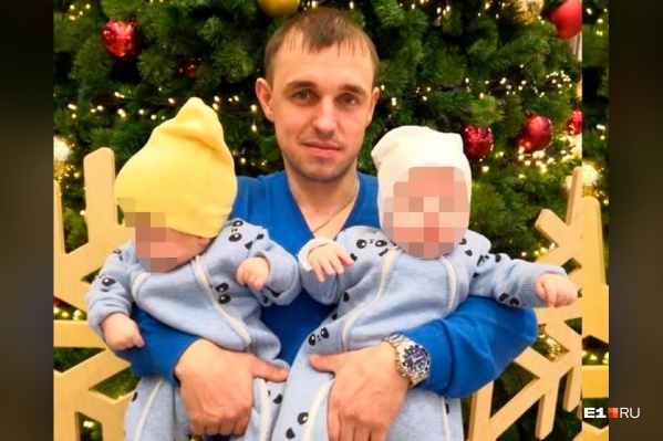Евгений Попов с двумя сыновьями-близнецами Евгений Попов с двумя сыновьями-близнецами