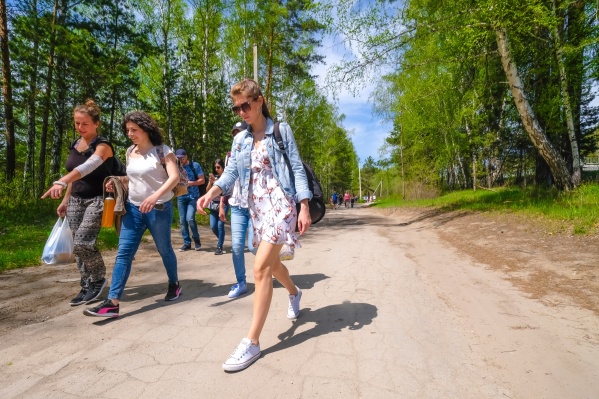 До пляжа в Академгородке многие предпочитают ехать на электричке До пляжа в Академгородке многие предпочитают ехать на электричке