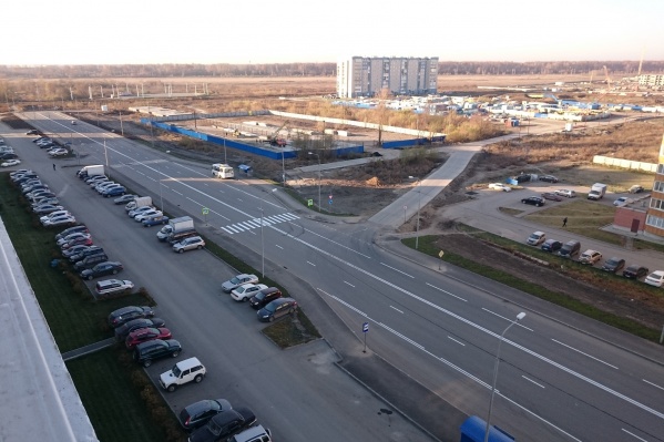 Выезд со двора перекрыт двойной сплошной Выезд со двора перекрыт двойной сплошной