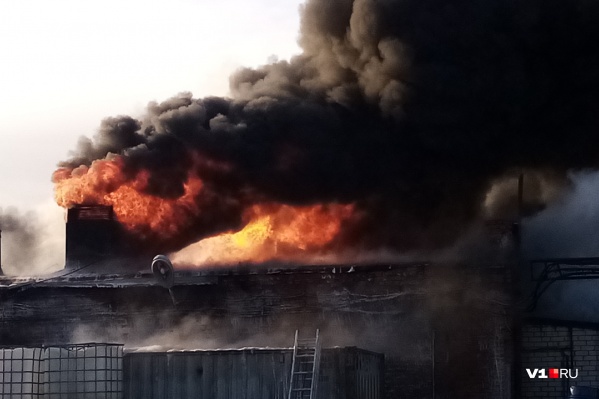 Огонь усиливается после взрывов бочек Огонь усиливается после взрывов бочек