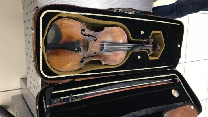 В Кольцово задержали пассажира, который хотел незаконно вывезти в Китай старинную скрипку