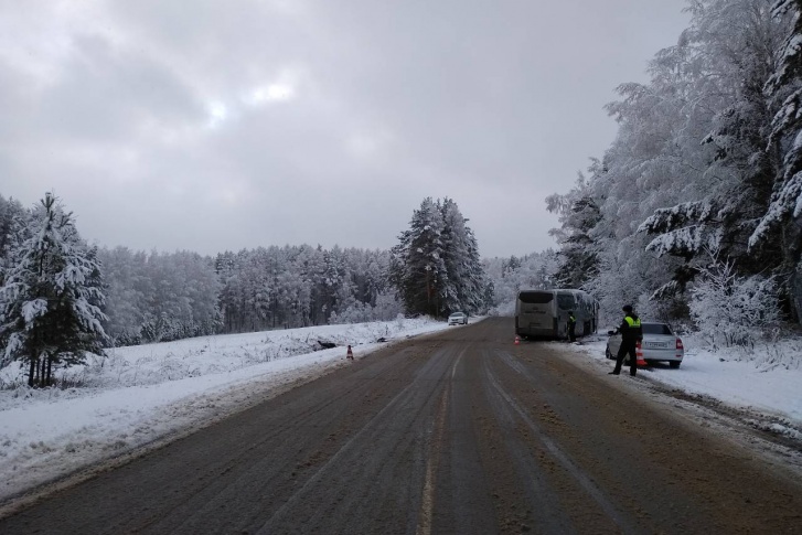 Трасса покрылась снегом в ночь — авария произошла около 2:00 