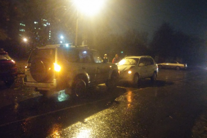 Внедорожник выезжал с парковки и не смог встроиться в поток, что разозлило водителя «Тойоты»