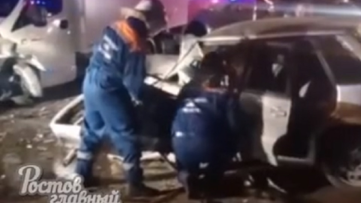 В Ростове после ДТП водителя легковушки зажало в автомобиле
