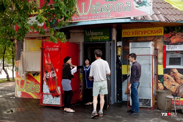 Сейчас горевший ларек в центре не работает. Информации о том, когда торговая точка откроется, пока нет Сейчас горевший ларек в центре не работает. Информации о том, когда торговая точка откроется, пока нет 