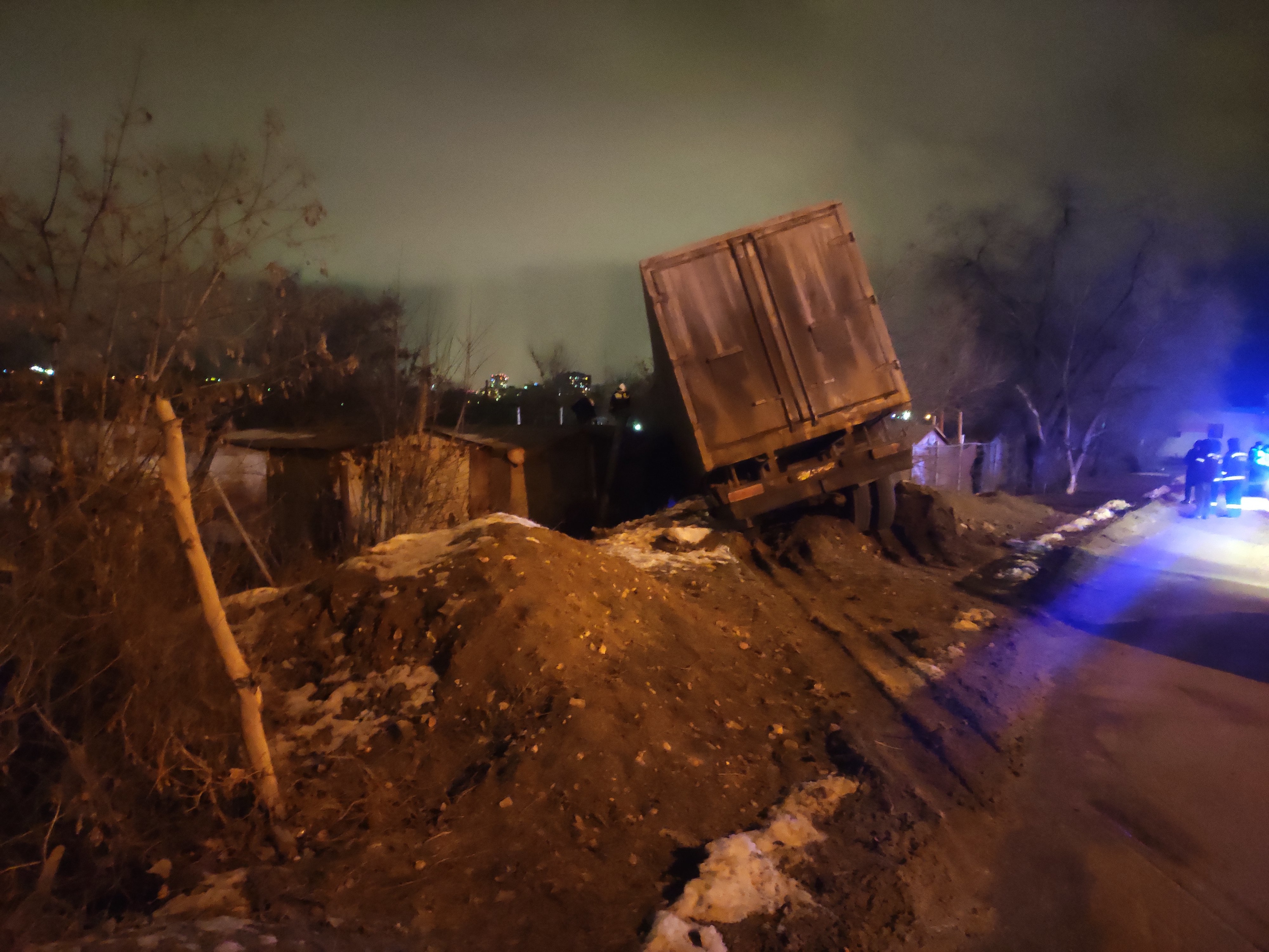 «Двух парней зажало»: в Волгограде КАМАЗ с морковью улетел в гаражи