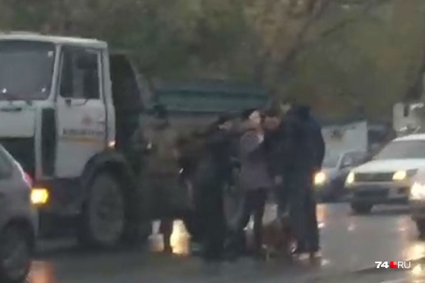 Пешеход пострадала на перекрёстке между магазином «Светофор» и Дворцом спорта «Торпедо» Пешеход пострадала на перекрёстке между магазином «Светофор» и Дворцом спорта «Торпедо»
