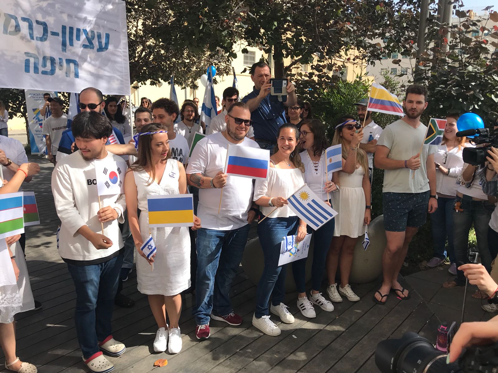 По флагам можно понять, откуда кто приехал. Сможете найти нашего героя на фото? По флагам можно понять, откуда кто приехал. Сможете найти нашего героя на фото?