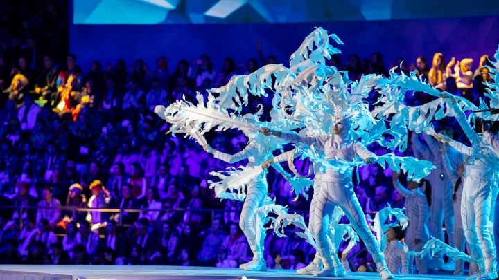 Огромные снежинки и огонь из-под земли: лучшие кадры с церемонии закрытия Универсиады в Красноярске