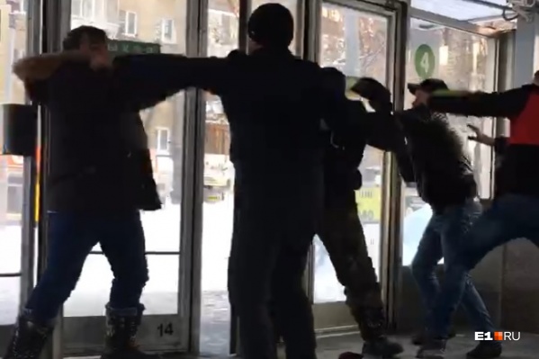 Шапка, ставшая яблоком раздора, во время драки осталась лежать на полу Шапка, ставшая яблоком раздора, во время драки осталась лежать на полу