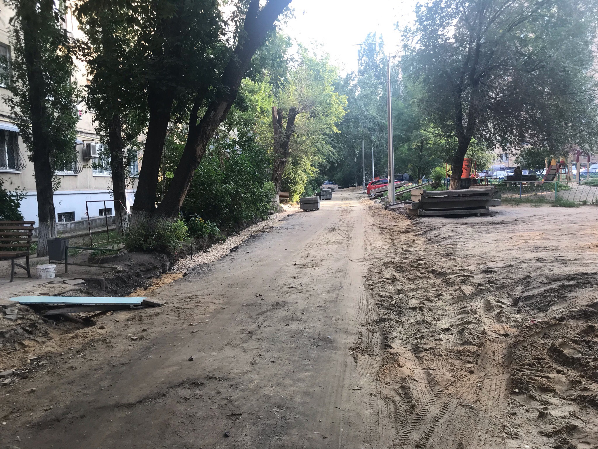 «Радуемся с осторожностью»: чиновники разнесли двор на севере Волгограда, чтобы сделать «оазис»