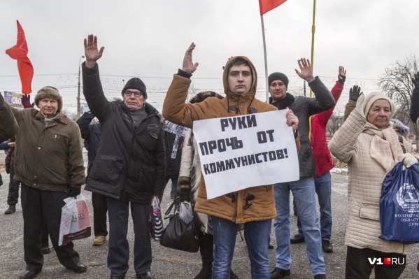 На площади собрались около ста волгоградцев На площади собрались около ста волгоградцев
