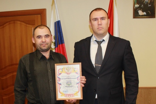 Петр Вагин выразил слова благодарности Владимиру Туркову за его неравнодушие. После этого главный полицейский вручил ему благодарственное письмо и памятные сувениры Петр Вагин выразил слова благодарности Владимиру Туркову за его неравнодушие. После этого главный полицейский вручил ему благодарственное письмо и памятные сувениры