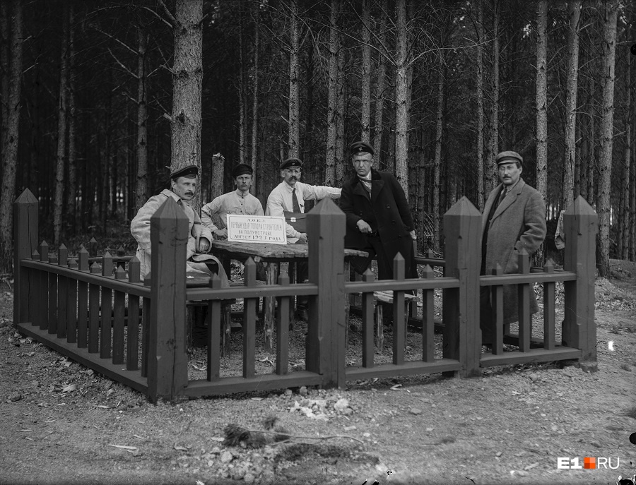 На этом снимке — энергетики, благодаря которым была возведена станция. Директор-распорядитель АО «Свердловская ГЭС» Исаак Абрамович Канторович (крайний справа) и главный инженер электростанции Лев Фольварков (в черном пальто и фуражке) На этом снимке — энергетики, благодаря которым была возведена станция. Директор-распорядитель АО «Свердловская ГЭС» Исаак Абрамович Канторович (крайний справа) и главный инженер электростанции Лев Фольварков (в черном пальто и фуражке)