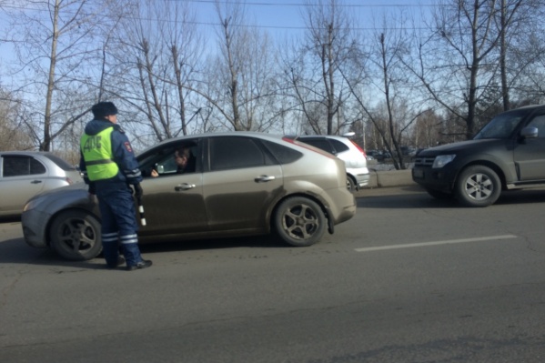 Из-за забитых парковок приезжающие на остров вынуждены оставлять машины на мосту Из-за забитых парковок приезжающие на остров вынуждены оставлять машины на мосту