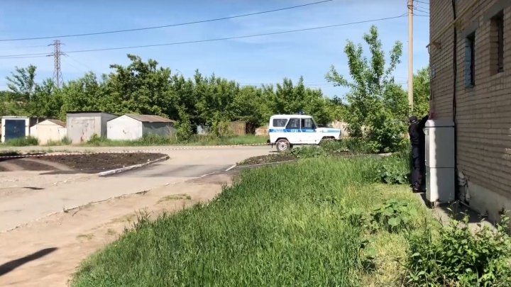 Лежал возле подвала: в Челябинске из-за пакета с гранатой оцепили жилой дом