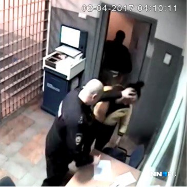 Кадры нанесения полицейским удара по лицу женщины попали на видео<br><br> Кадры нанесения полицейским удара по лицу женщины попали на видео<br><br>