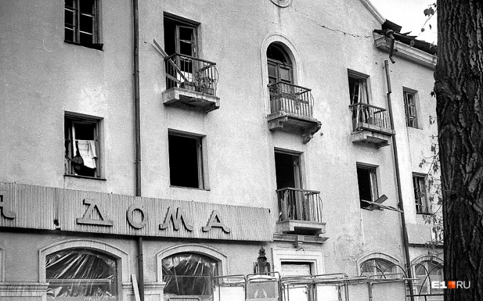 В сотнях домов выбило стёкла от взрыва В сотнях домов выбило стёкла от взрыва