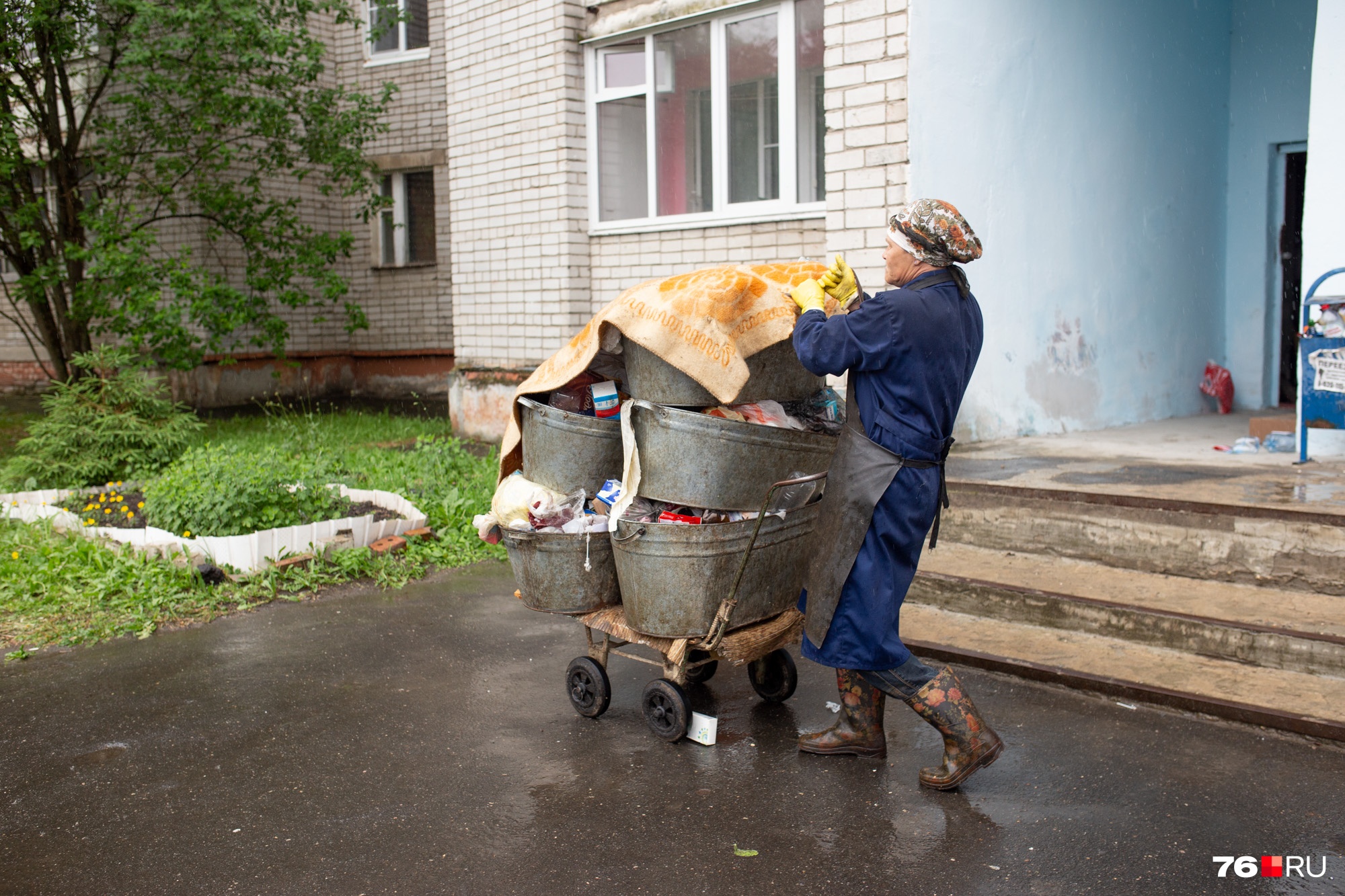 В Ярославле чиновники заставили уборщицу за один день вынести девять этажей мусора