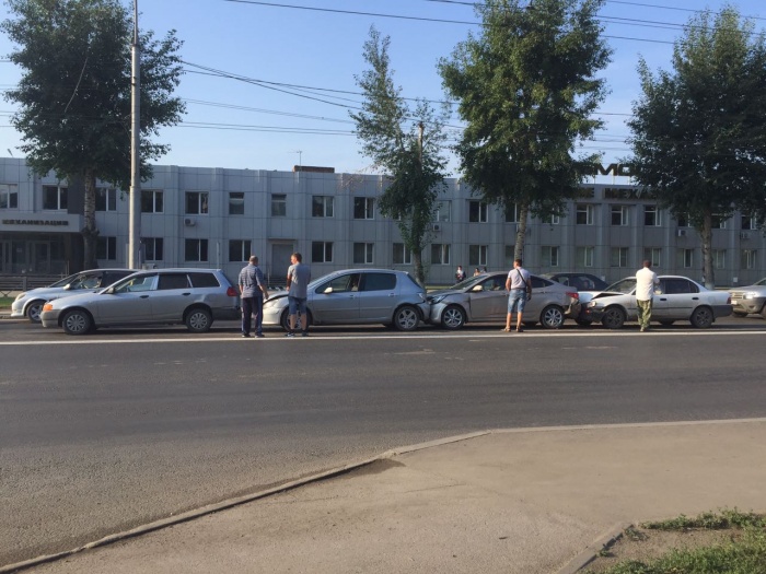 Водитель «Тойоты» въехал в остановившуюся впереди машину и положил начало «паровозику» Водитель «Тойоты» въехал в остановившуюся впереди машину и положил начало «паровозику»