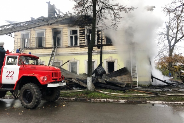 Пожар в Ростове тушили всё утро Пожар в Ростове тушили всё утро
