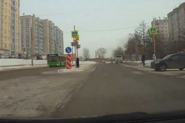 Водителя автобуса, проехавшего на красный сигнал светофора, нашли по записи и оштрафовали Водителя автобуса, проехавшего на красный сигнал светофора, нашли по записи и оштрафовали