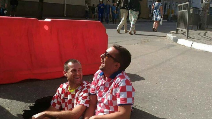 Это провал! Хорватские фанаты ради фото залезли в дорожную яму посреди Нижнего Новгорода
