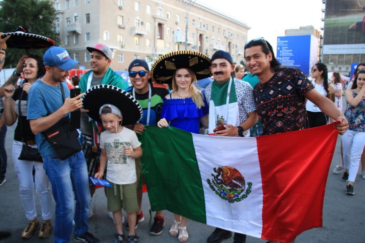 Болельщики из Мексики фотографируется с россиянами в сомбреро