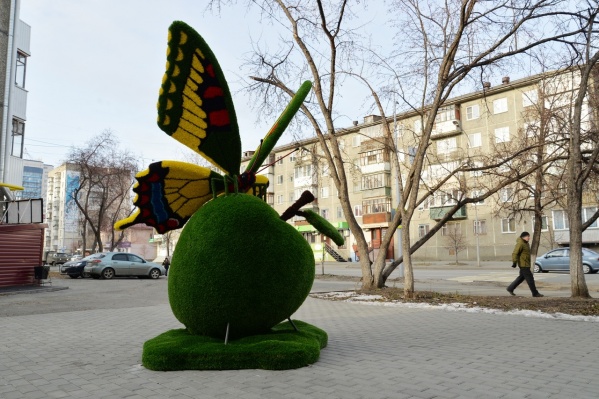 С фигурами, установленными на плитке и асфальте, можно спокойно фотографироваться, не боясь повредить газон С фигурами, установленными на плитке и асфальте, можно спокойно фотографироваться, не боясь повредить газон