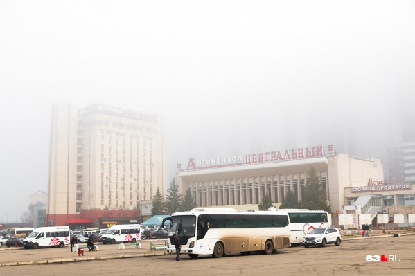 Туман «спрятал» городские здания Туман «спрятал» городские здания