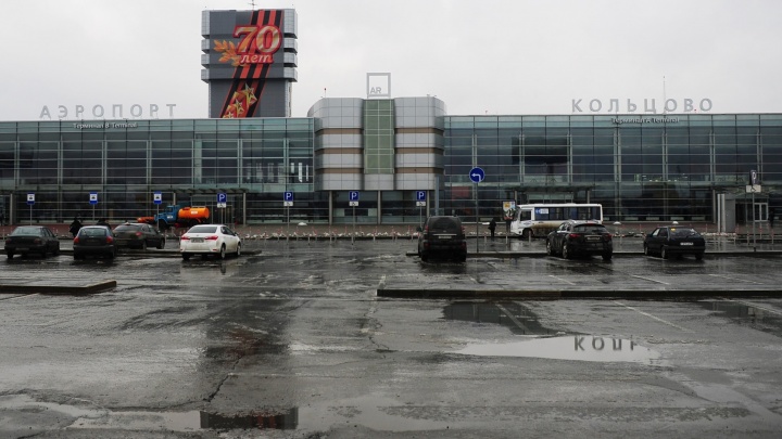 Таксисты Екатеринбурга пожаловались Путину и Охлопкову на новые правила парковки в аэропорту Кольцово