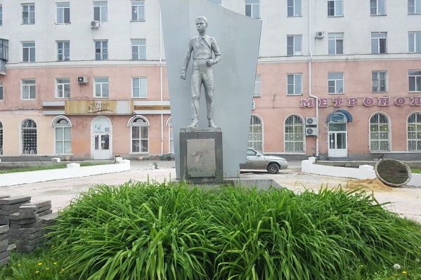 Сейчас памятник выглядит как оазис с зеленью из-за спиленных вокруг деревьев Сейчас памятник выглядит как оазис с зеленью из-за спиленных вокруг деревьев