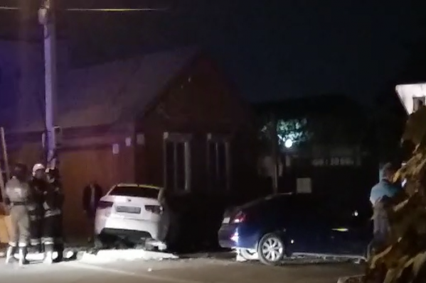 На место аварии приехала даже пожарная машина На место аварии приехала даже пожарная машина
