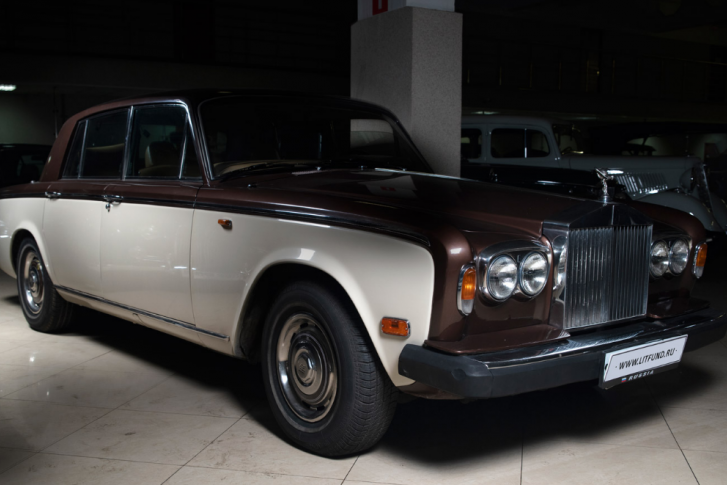 Этот Rolls-Royce Silver Shadow II 1979 года оценён в 42 500 условных единиц. Но на фоне остальных экземпляров он выглядит недорогим и массовым продуктом