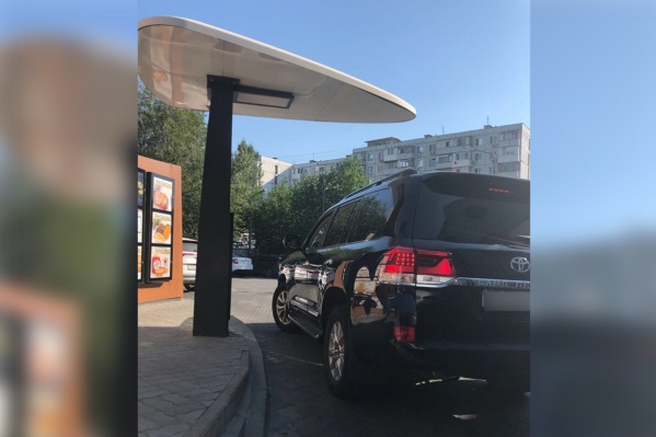 Водитель этого автомобиля напала на Екатерину Водитель этого автомобиля напала на Екатерину