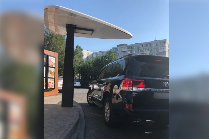 Водитель этого автомобиля напала на Екатерину Водитель этого автомобиля напала на Екатерину