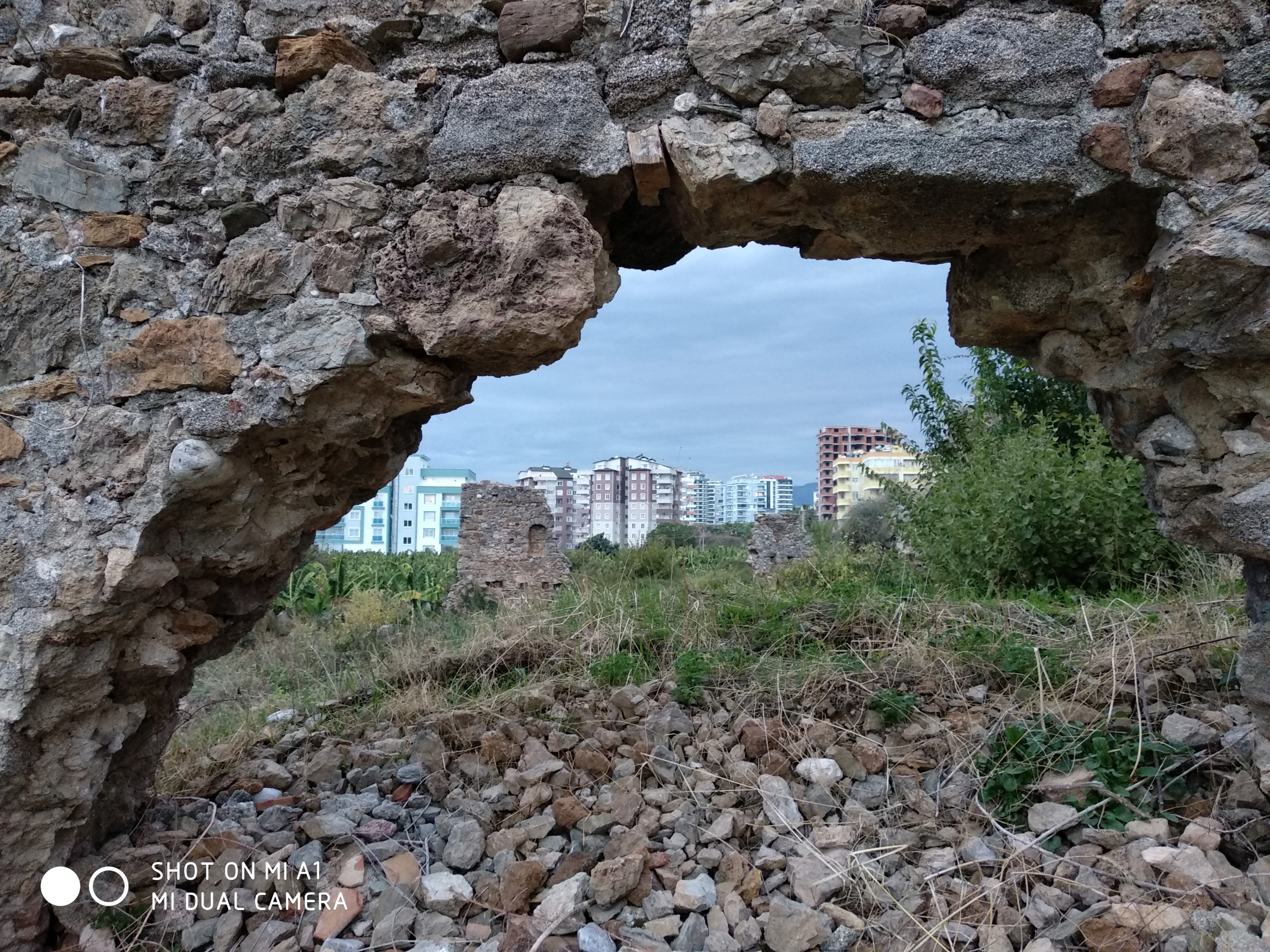 Древняя крепость Наула неплохо сохранилась. И так контрастно на её фоне выглядят стоящие вдали современные многоэтажки Древняя крепость Наула неплохо сохранилась. И так контрастно на её фоне выглядят стоящие вдали современные многоэтажки