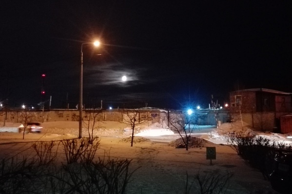 На фото трудно передать, что луна уже выглядит гораздо больше обычного На фото трудно передать, что луна уже выглядит гораздо больше обычного