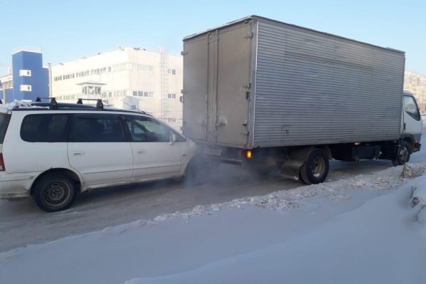 Авария случилась на безымянной дороге между Лазурной и Гусинобродским шоссе Авария случилась на безымянной дороге между Лазурной и Гусинобродским шоссе