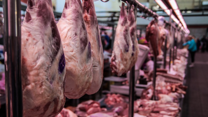 За один день на ростовских рынках выявили 400 килограммов опасного мяса