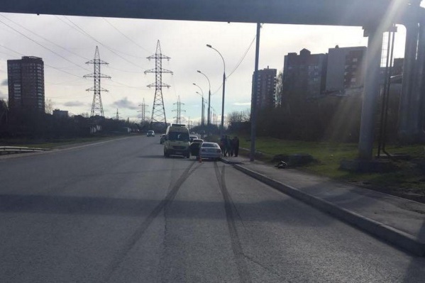 Фото с места аварии, которая произошла в апреле, — на асфальте остались следы после резкого торможения Фото с места аварии, которая произошла в апреле, — на асфальте остались следы после резкого торможения